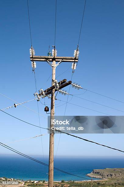 Líneas De Potencia De Creta Foto de stock y más banco de imágenes de Azul - Azul, Cable, Cable de conducción eléctrica