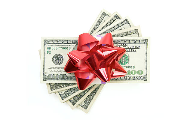pila di banconote da cento dollari con fiocco isolato - currency perks gift bow foto e immagini stock