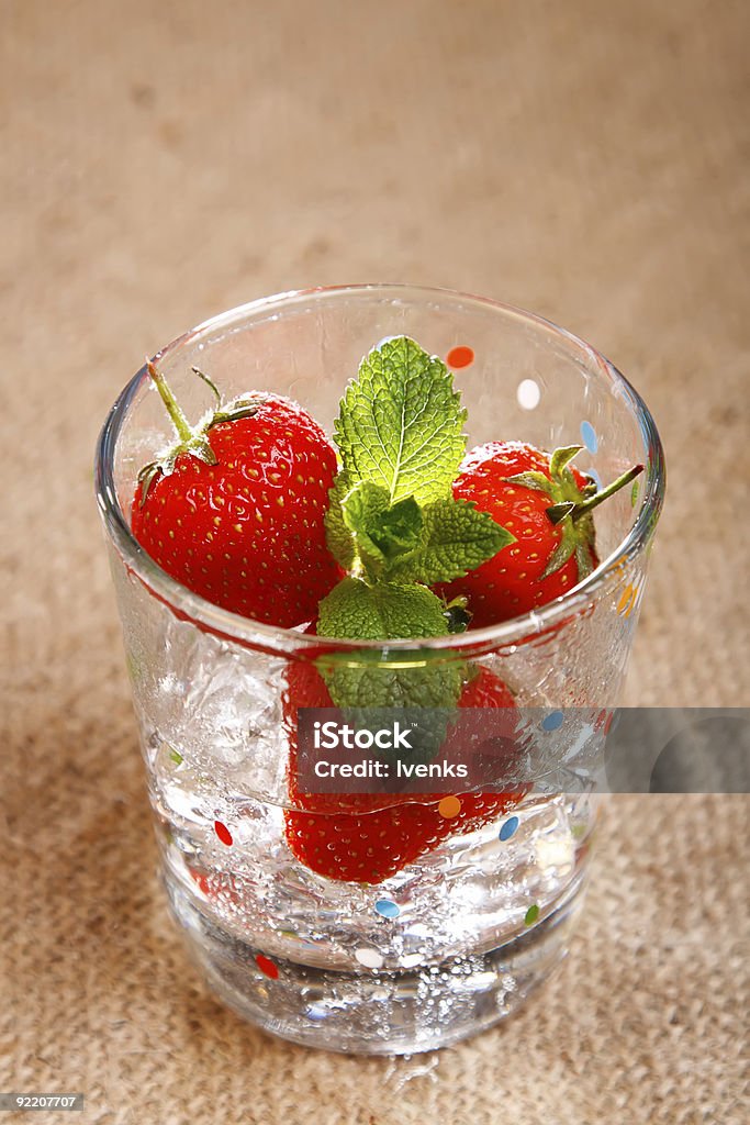cubes de glace à la menthe et à la fraise de l'eau en verre - Photo de Alcool libre de droits