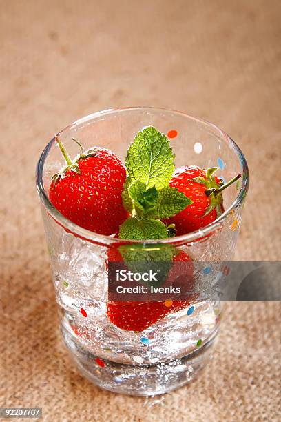 Photo libre de droit de Cubes De Glace À La Menthe Et À La Fraise De Leau En Verre banque d'images et plus d'images libres de droit de Alcool