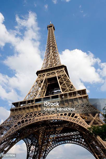 Foto de A Torre Eiffel e mais fotos de stock de Arquitetura - Arquitetura, Azul, Baixo - Posição
