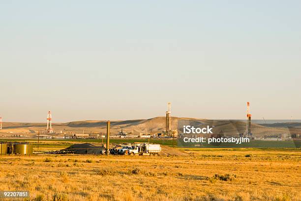 Foto de Campo Petrolífero e mais fotos de stock de Caminhão - Caminhão, Campo Petrolífero, Coroa - Enfeite para cabeça