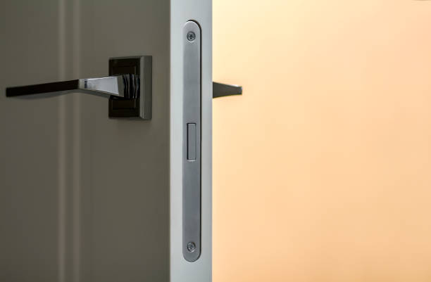 istock Modern metal handle on white door close-up interior detail 922081028