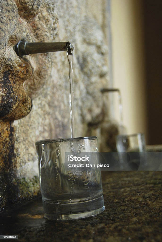 Acqua potabile direttamente dalla primavera - Foto stock royalty-free di Acqua