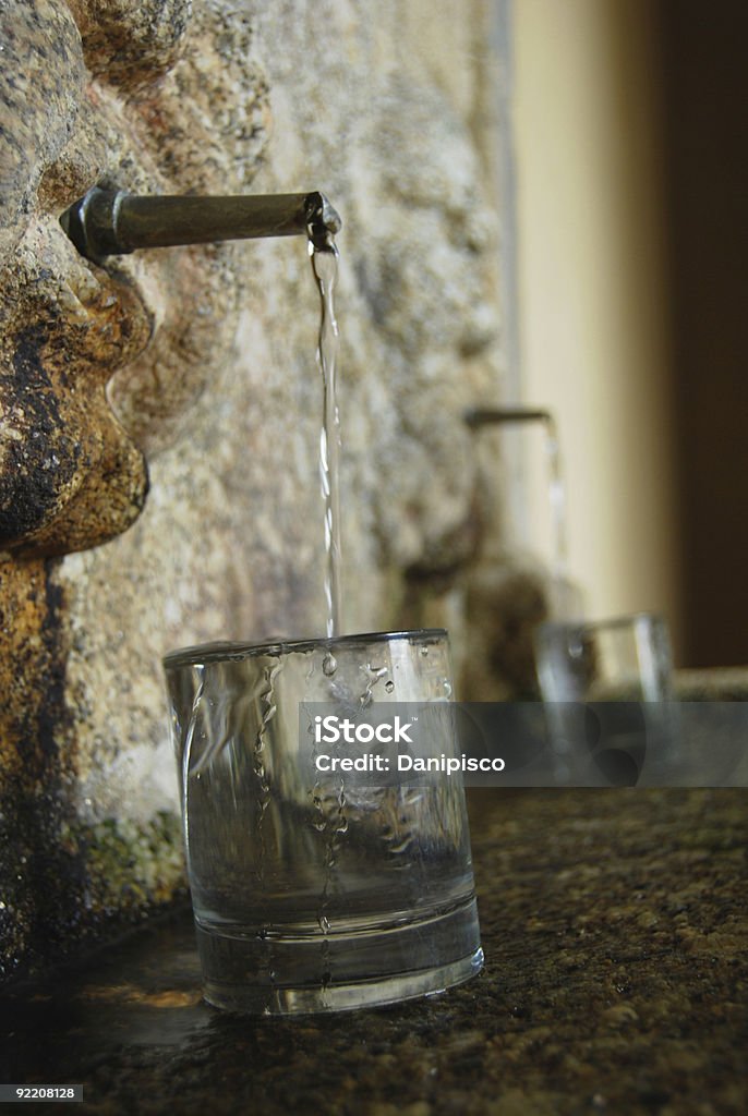 Água potável diretamente da primavera - Foto de stock de Cano d'água royalty-free