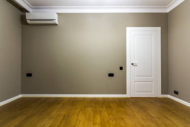 istock Interior of an empty room in new apartment after renovation 922081782