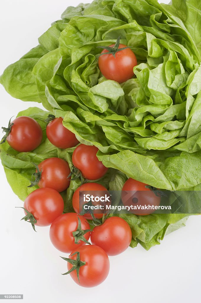 Green lettuse salade et tomate aliments frais isolé sur blanc - Photo de Aliment libre de droits