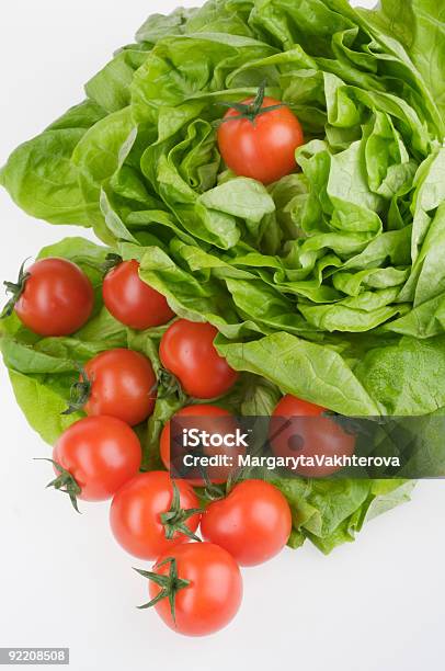 Photo libre de droit de Green Lettuse Salade Et Tomate Aliments Frais Isolé Sur Blanc banque d'images et plus d'images libres de droit de Aliment