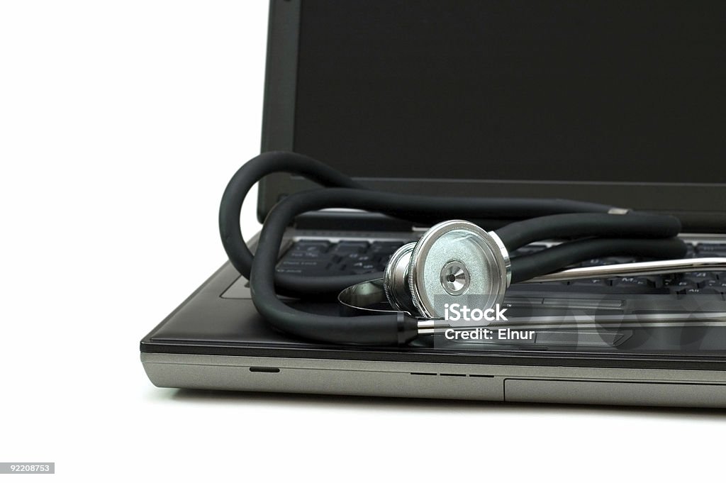 Estetoscópio e laptop ilustrando o conceito de digital de segurança - Foto de stock de Assistência royalty-free