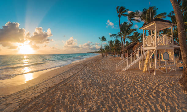 punta cana-sonnenaufgang über dem karibischen strand mit strandwache. - lifeguard orange nature beach stock-fotos und bilder