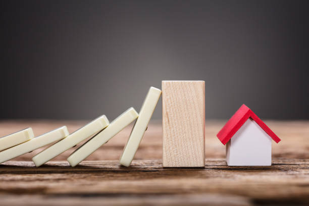 istock Block Stopping Domino Pieces Representing Home Insurance 922088396