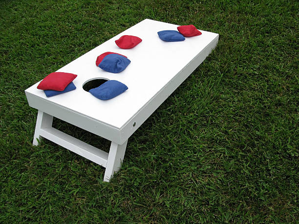 cornhole board i osiem opakowań - cornhole leisure games outdoors color image zdjęcia i obrazy z banku zdjęć