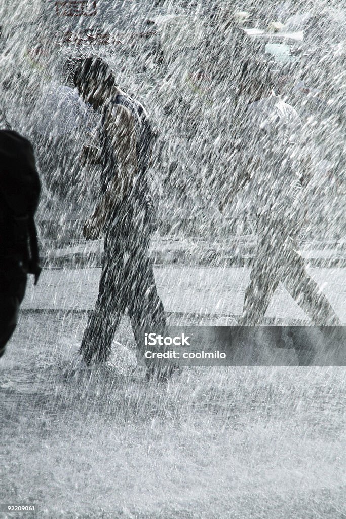 Marcher sous la pluie - Photo de Lourd libre de droits