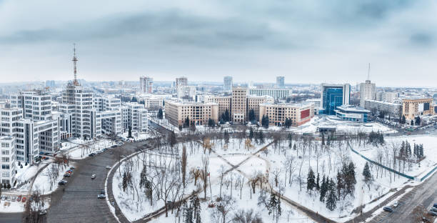 Panoramic view on Ukrainian city Kharkiv and one of the greatest squares in Europe - Freedom square. World UNESCO heritage list architecture. Beautiful winter snowy urban skyline scenery. Aerial view. vista panorámica de la ciudad ucraniana de járkov y una de las plazas más grandes de europa - plaza de la libertad. arquitectura de lista del patrimonio de la unesco del mundo. paisaje de horizonte urbano nevado invierno hermosa. vista aérea.