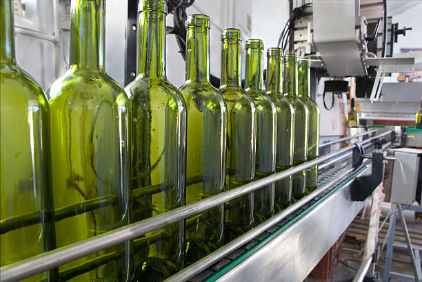 bottiglie di vino - bottling plant winery wine industry foto e immagini stock