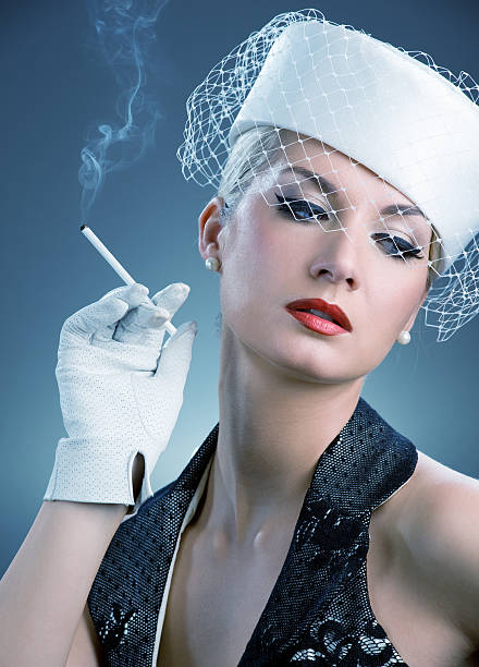 belle femme fumer.  portrait de rétro - pin up girl human face leather beauty photos et images de collection