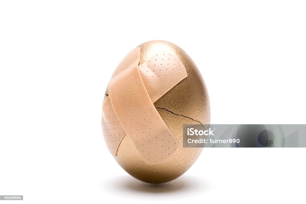 Craquelé Golden Egg avec un Pansement adhésif - Photo de Bandage libre de droits