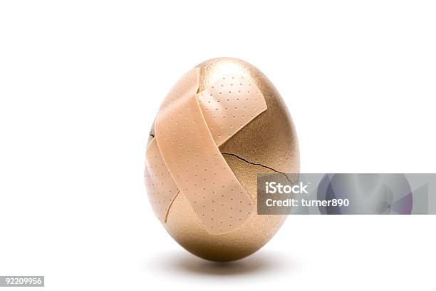 Photo libre de droit de Craquelé Golden Egg Avec Un Pansement Adhésif banque d'images et plus d'images libres de droit de Bandage - Bandage, Brillant, Cassé