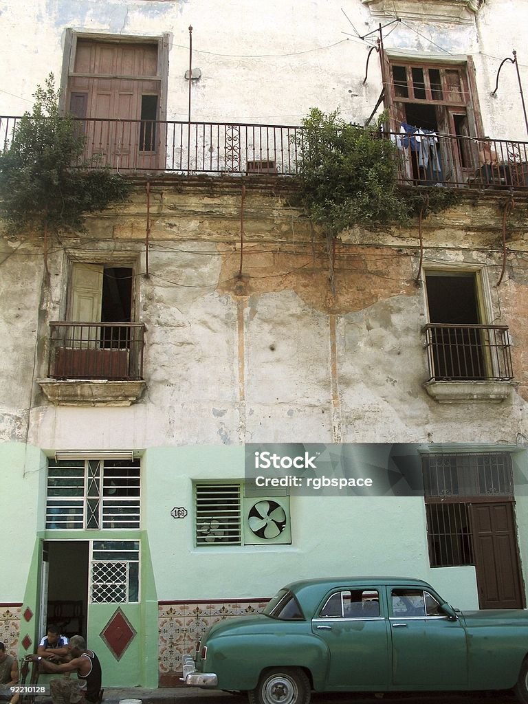 Fachada y oldtimer - Foto de stock de Adulto libre de derechos