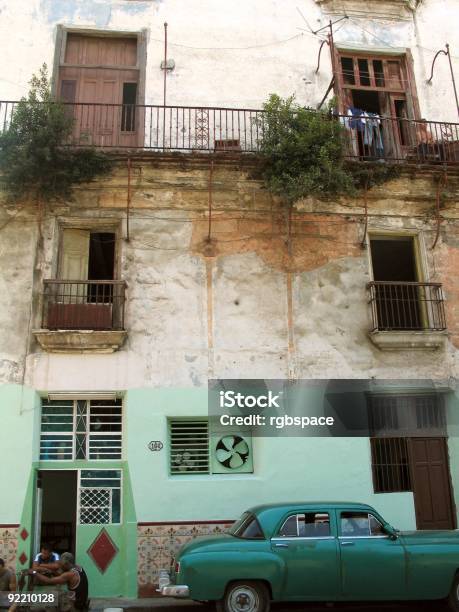 Fachada Y Oldtimer Foto de stock y más banco de imágenes de Adulto - Adulto, Aire libre, Anticuado