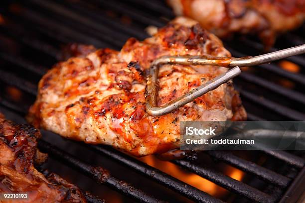 Photo libre de droit de Poulet Au Barbecue Sur Le Grill banque d'images et plus d'images libres de droit de Activité - Activité, Aliment, Barbecue