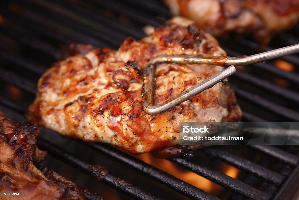 Pollo barbecue sulla griglia - Foto stock royalty-free di Alla griglia