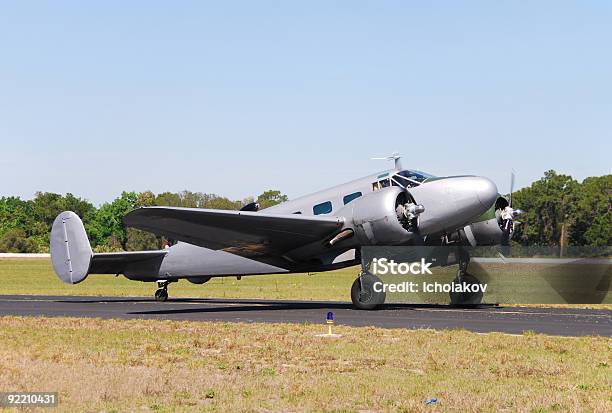 Photo libre de droit de Guerre Mondiale Deux Époque Avion De Transport Militaire banque d'images et plus d'images libres de droit de Antiquités