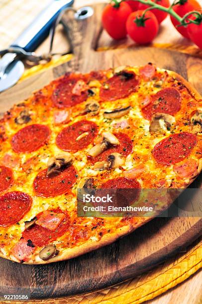 Pizza Pepperoni - zdjęcia stockowe i więcej obrazów Bez ludzi - Bez ludzi, Chudy, Drewno - Tworzywo