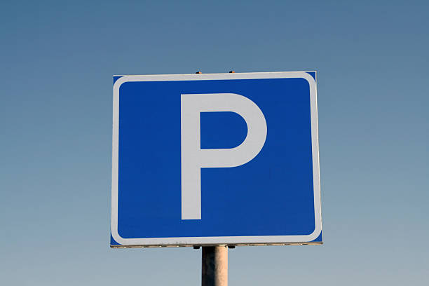 park here - parking lot parking sign sign letter p stock-fotos und bilder