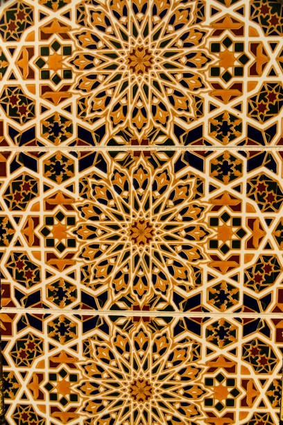 мавритский дизайн на черепичной стене - heath ceramics стоковые фото и изображения