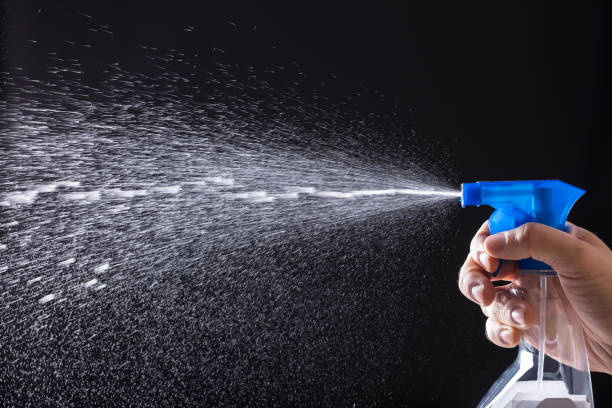 acqua spray a mano umana con bomboletta spray - water splashing spray drop foto e immagini stock