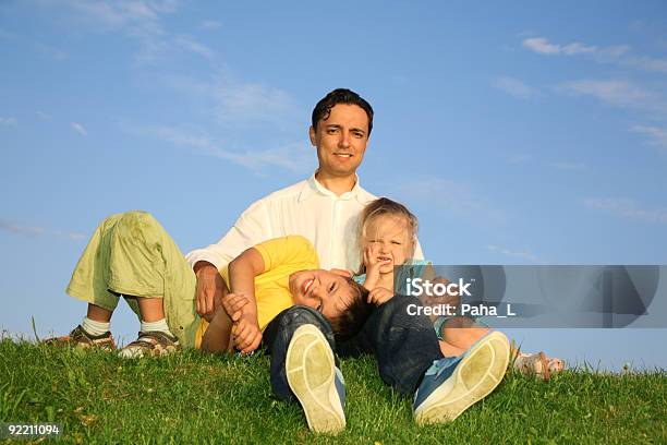 Отец С Детьми На Траве — стоковые фотографии и другие картинки Близость - Близость, Веселье, Весёлый