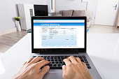 person-die-online-banking-auf-laptop.jpg?b=1&s=170x170&k=20&c=LwJBG8-TKyb30mGGUwDn9gtmB84LHCP4HFqGOAQYHdw=