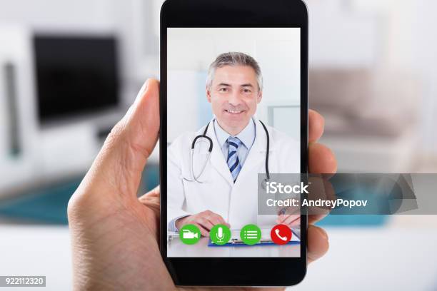 Videoconferenza Con Medico Su Smartphone - Fotografie stock e altre immagini di Medico - Medico, Telemedicina, Video chiamata