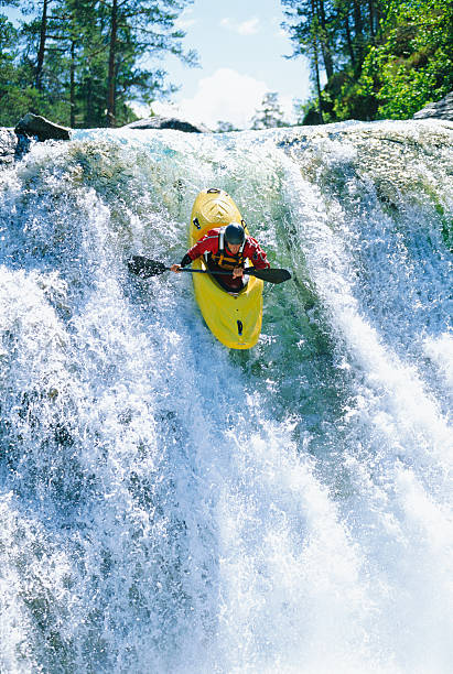 junger mann kajak-wasserfall - wildwasserkanufahren stock-fotos und bilder