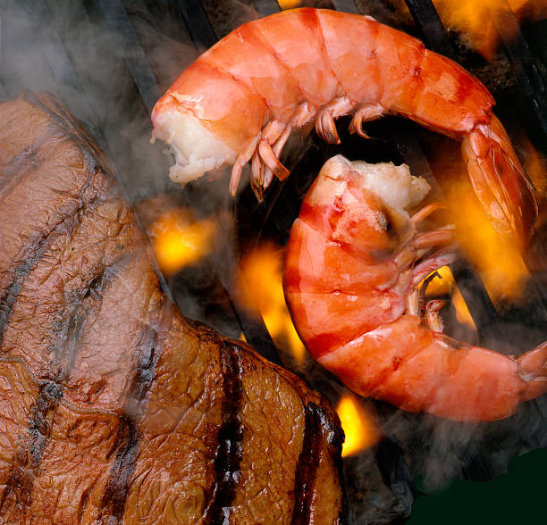 explore n turf camarones & de lomo en barbacoa encendida grill - surf and turf prepared shrimp steak grilled fotografías e imágenes de stock