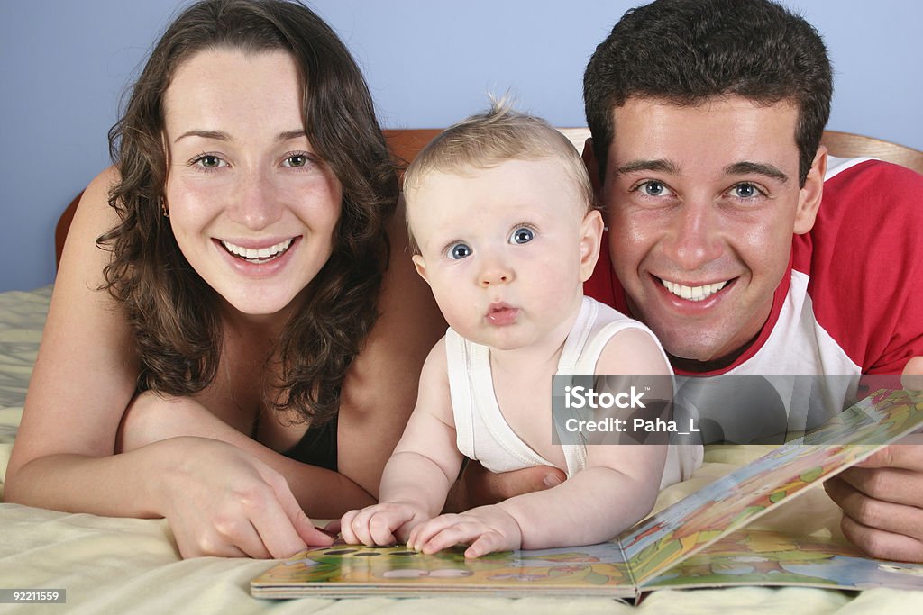 Семья с Детские чтение книга - Стоковые фото В помещении роялти-фри