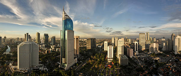 jakarta die skyline der stadt - indonesien stock-fotos und bilder