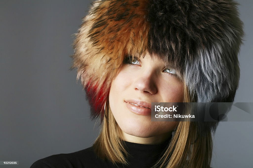 Retrato de una chica hermosa de sombrero de piel - Foto de stock de Adulto libre de derechos