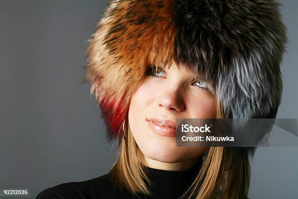 Retrato De Una Chica Hermosa De Sombrero De Piel Foto de stock y más banco de imágenes de Adulto - Adulto, Adulto joven, Belleza