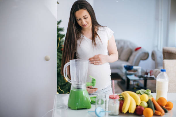 istock Expectant mother prefers healthy eating 922120378
