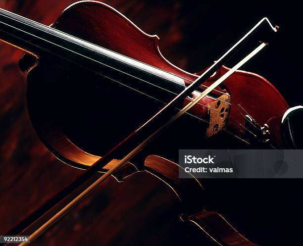 Violino E Fiocco - Fotografie stock e altre immagini di Ambientazione interna - Ambientazione interna, Antico - Vecchio stile, Archetto