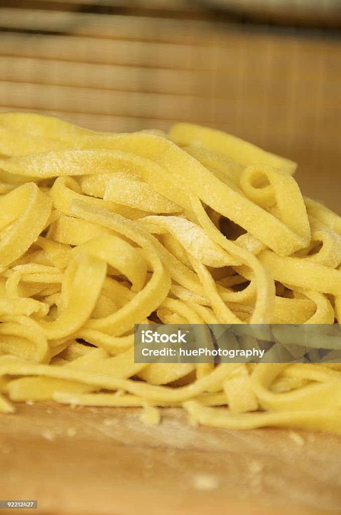 Pila de nuevas linguini - Foto de stock de Alimento libre de derechos