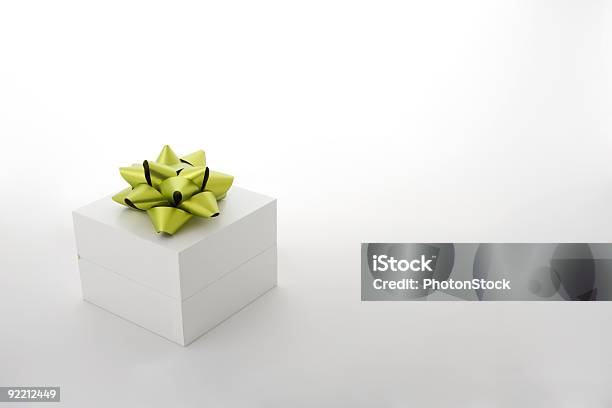 Photo libre de droit de Boîte Cadeau Blanche Avec Ruban Vert banque d'images et plus d'images libres de droit de Anniversaire d'un évènement - Anniversaire d'un évènement, Aspect métallique, Blanc