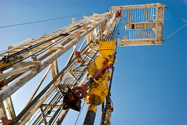 torre perforadora dorso de - oil rig onshore drilling rig borehole fotografías e imágenes de stock