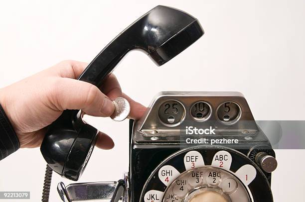 Viejo Teléfono Público Foto de stock y más banco de imágenes de Mano humana - Mano humana, Teléfono público, Auricular de teléfono