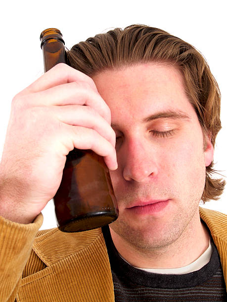 birra e uomo - hangover alcohol headache student foto e immagini stock