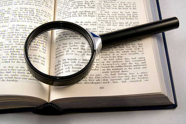 увеличительное - magnification bible magnifying glass book стоковые фото и изображения