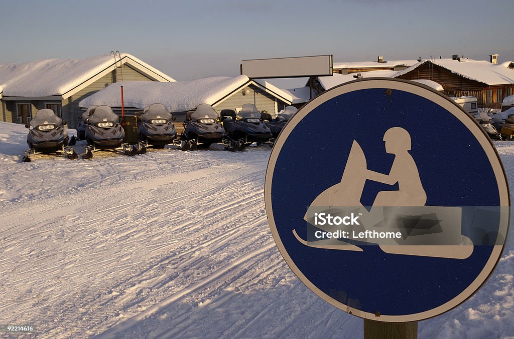 Motos de neve e sinal para Snowmobile - Foto de stock de Aventura royalty-free