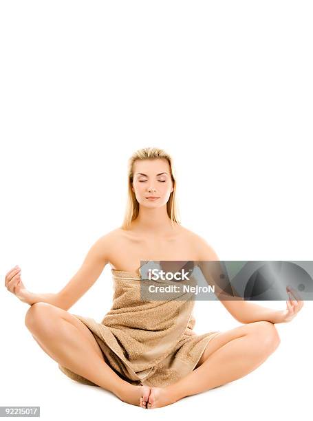 Hermosa Mujer Joven Meditando Aislado Sobre Fondo Blanco Foto de stock y más banco de imágenes de Adulto